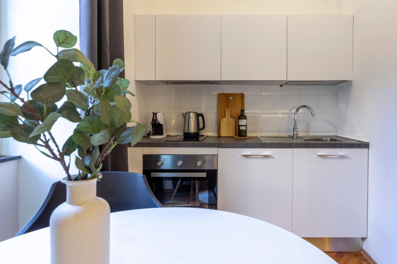 Amazing Studio In The City Center + Wifi トリエステ エクステリア 写真